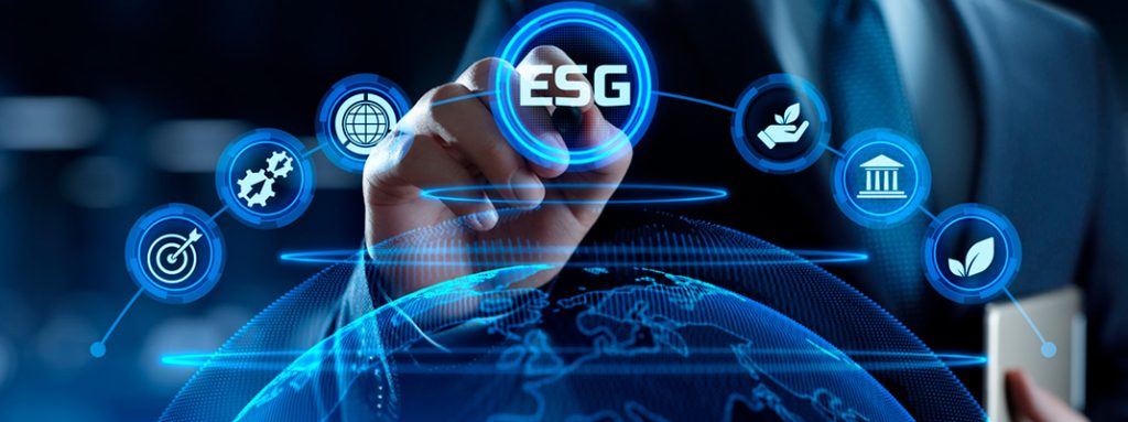 Mão toca ícone ESG em interface digital com globo e símbolos de sustentabilidade. ESG: Entenda por que esta Sigla se Tornou Tão Importante.