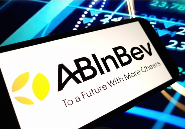Um tablet exibe o logo da AB InBev. Curso: Aprenda com os fundadores da AB-InBev.