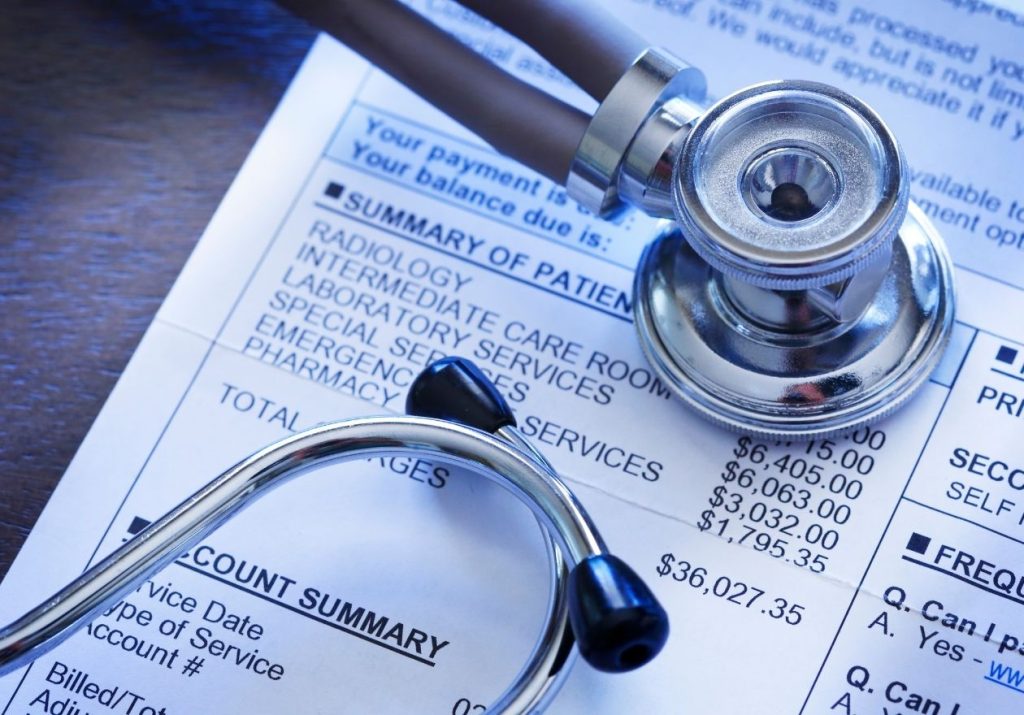 Um estetoscópio sobre um documento médico, com informações de saúde. Curso: Introdução à Gestão da Qualidade e Segurança em Saúde.